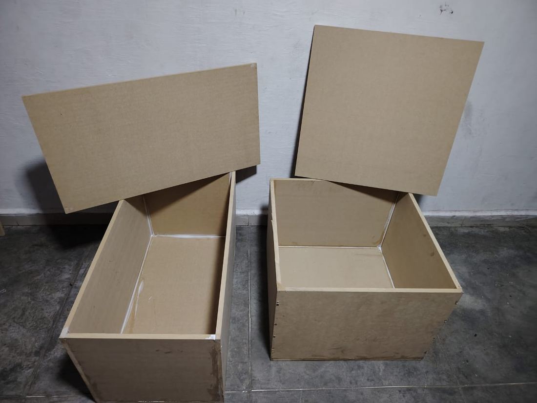 Dos cajas de MDF abiertas, de tamaños distintos, con sus tapas