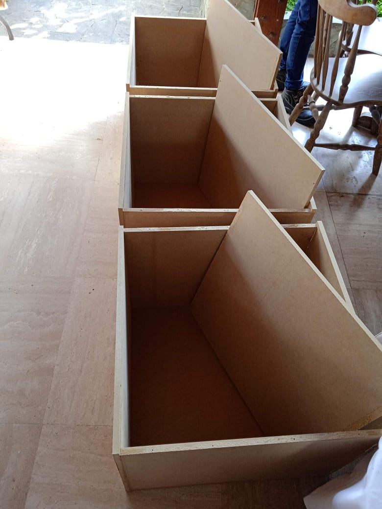 Tres módulos de MDF alineados, con separadores interiores